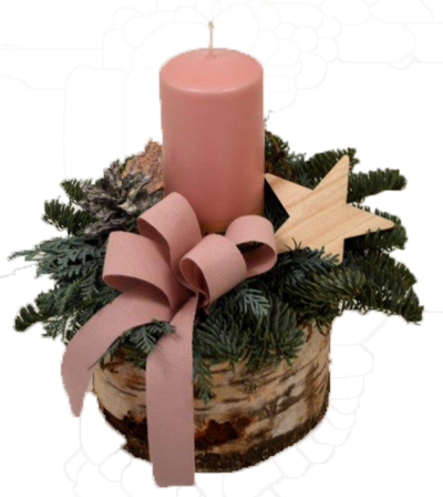 Weihnachtsgesteck aus Tannengrün in einem kleinen Topf aus Birkenrinde mit einer rosafarbenen Kerze, einem rosafarbenen Schleifenband und Dekosternen