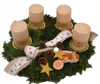 Adventskranz aus Tannengrün mit vier beigefarbenen Kerzen und einem gemusterten Schleifenband sowie goldenen und naturfarbenen Dekoelementen