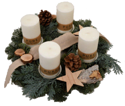 Adventskranz aus Tannengrün mit vier weißen Kerzen, einem beigefarbenen Dekoband und Sternen